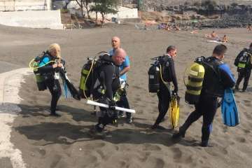 La limpieza de fondos marinos de La Garita 'rueda' con éxito (Foto TA)